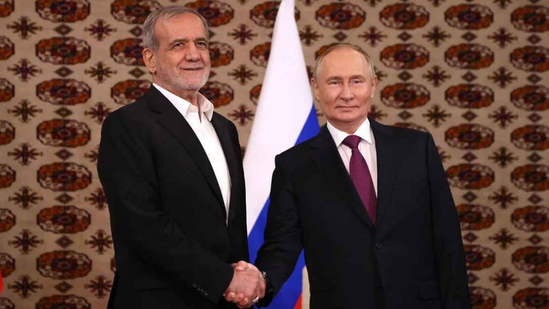 Putin y Pezeshkian se dan la mano durante su primera reunión, celebrada el viernes en Achkabad, Turkmenistán. Getty Images