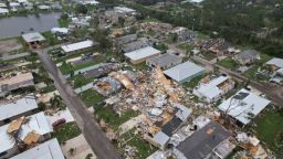 Una vista aérea muestra la destrucción en el club campestre Spanish Lakes en Fort Pierce, Florida, tras el paso del huracán Milton el 10 de octubre de 2024.