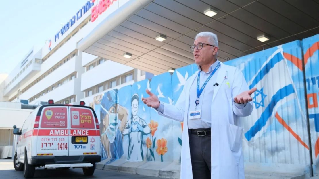 El Prof. Salman Zarka, director del Centro Médico Ziv, dijo a CNN que el hospital está preparado para la posibilidad de que empiece a recibir más heridos.