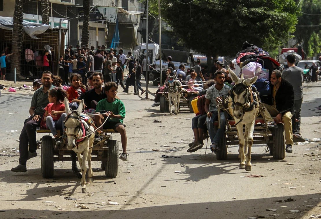 Los palestinos huyen con las pocas pertenencias que pueden llevar tras un ataque israelí al campamento de Jabalya el 8 de octubre.