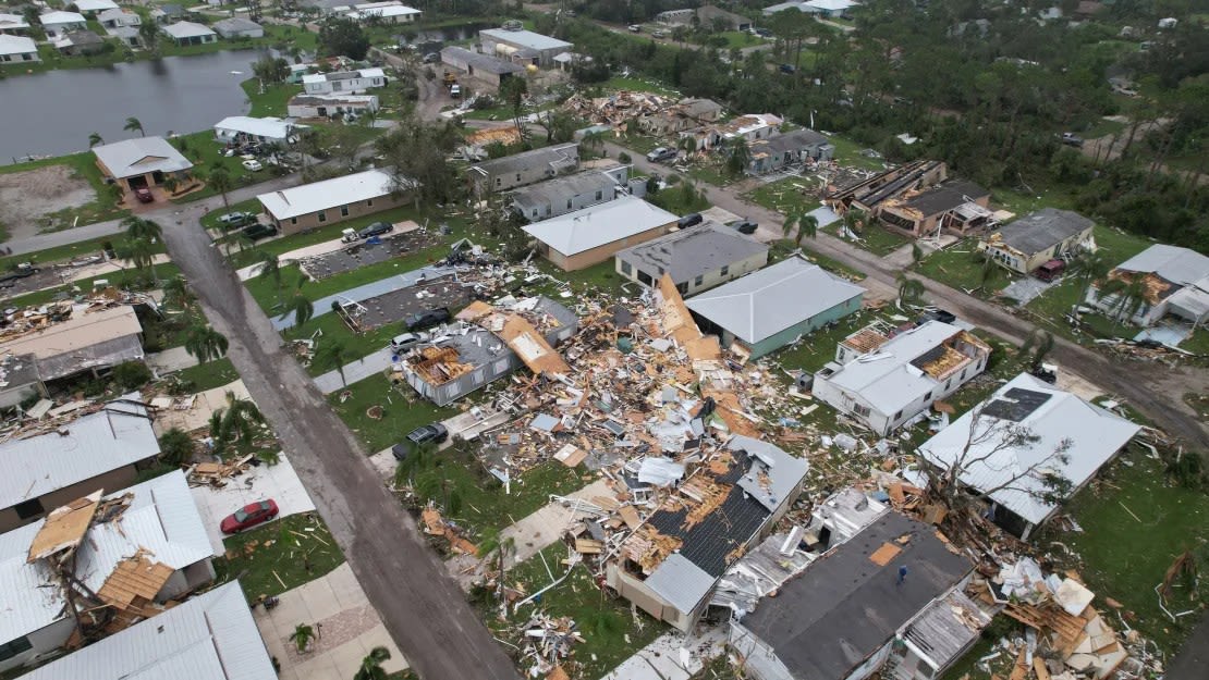 Una vista aérea de la destrucción en el Spanish Lakes Country Club en Fort Pierce, Florida, el 10 de octubre de 2024.