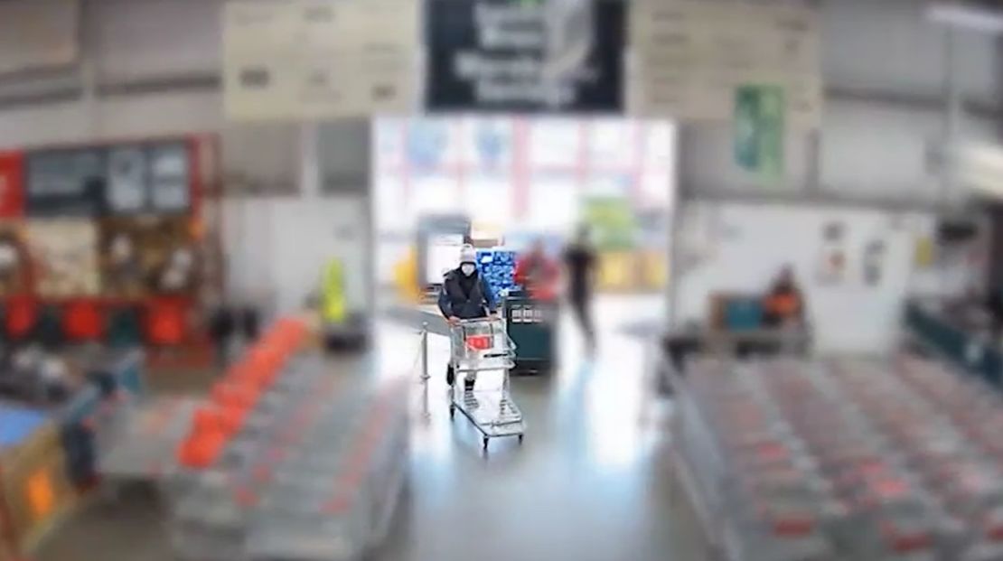 La policía publicó un video que supuestamente muestra a Thomas Phillips comprando en una ferretería en agosto de 2023.