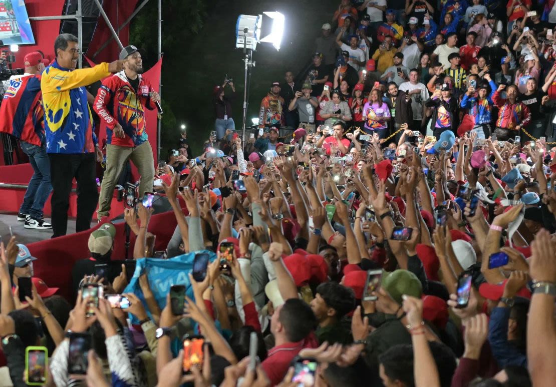 El presidente de Venezuela Nicolás Maduro celebra con simpatizantes tras los resultados electorales en Caracas el 29 de julio de 2024.