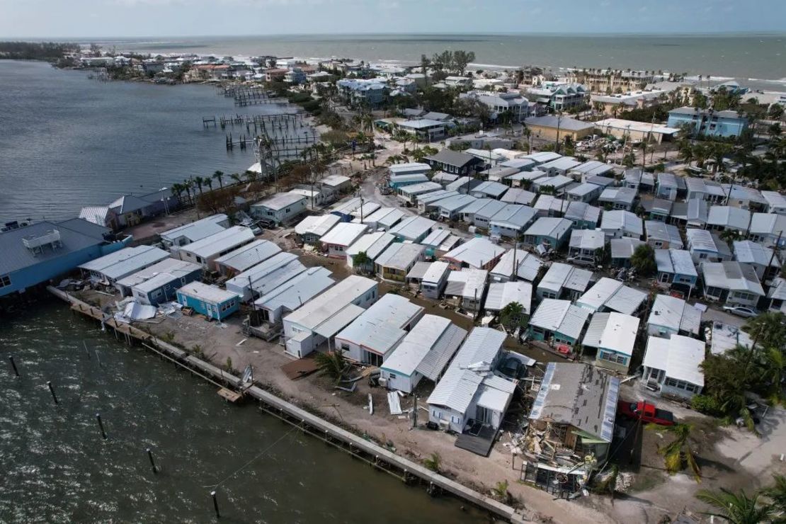 Casas móviles dañadas por el huracán Milton, en Pines Trailer Park en Bradenton Beach en Anna Maria Island, Florida, se ven el 10 de octubre de 2024.