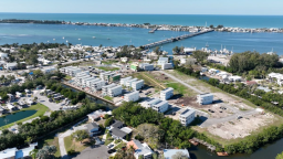 Un dron muestra las viviendas de Hunters Point en Cortez, Florida, en abril de 2024. Anunciada como la primera urbanización de viviendas unifamiliares de "emisiones netas cero" de EE.UU., Hunters Point cuenta con algunas de las viviendas más sostenibles, energéticamente eficientes y a prueba de huracanes del país.