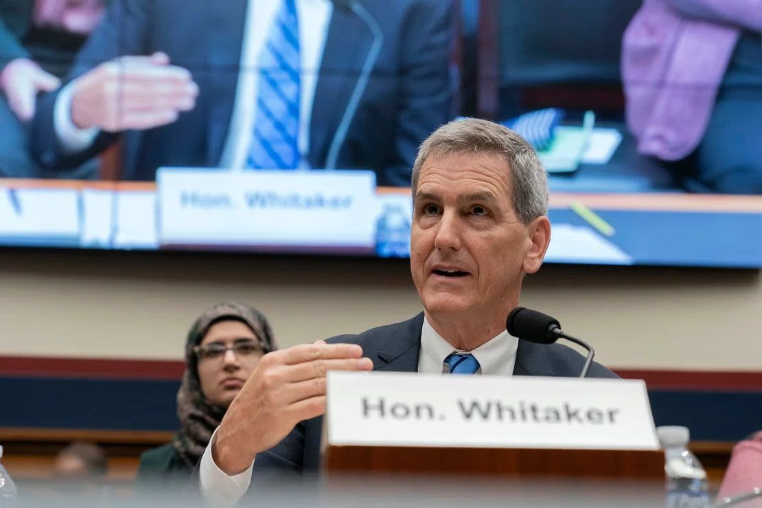 El Administrador de la FAA, Mike Whitaker, testifica ante la Subcomisión de Aviación del Comité de Transporte e Infraestructura de la Cámara de Representantes en una audiencia el 24 de septiembre. (Foto: Jose Luis Magana/AP).