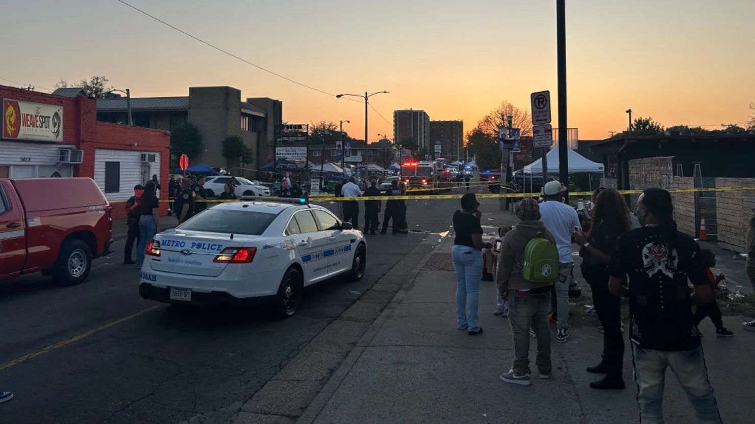 La Policía responde a la escena de un tiroteo en Jefferson Street y 26th Avenue en Nashville este sábado.
