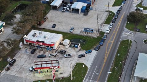 Una vista aérea muestra vehículos alineados para esperar gasolina en una estación Circle K el 11 de octubre de 2024, en Englewood, Florida.