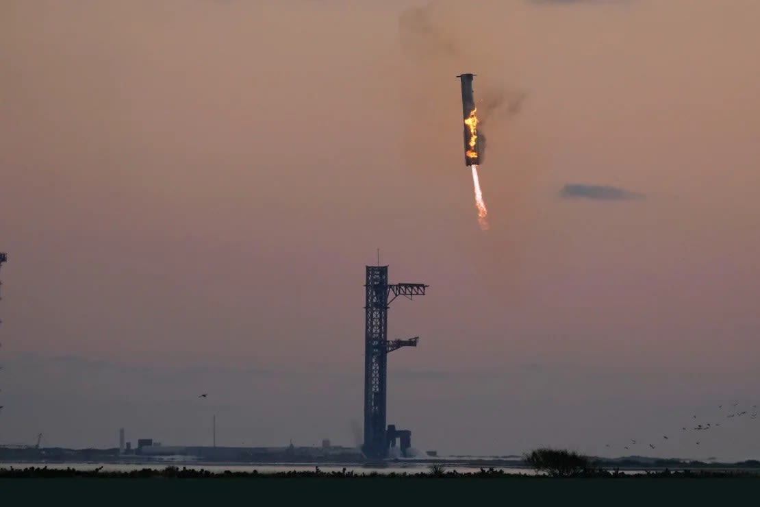 El cohete acelerador Super Heavy de SpaceX regresa a la plataforma de lanzamiento para ser capturado por los "palillos" de Mechazilla durante un vuelo de prueba el 13 de octubre.