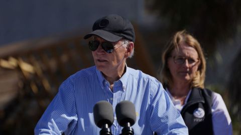 El presidente de Estados Unidos, Joe Biden, habla sobre las consecuencias del huracán Milton en St. Pete Beach, Florida, el 13 de octubre de 2024.