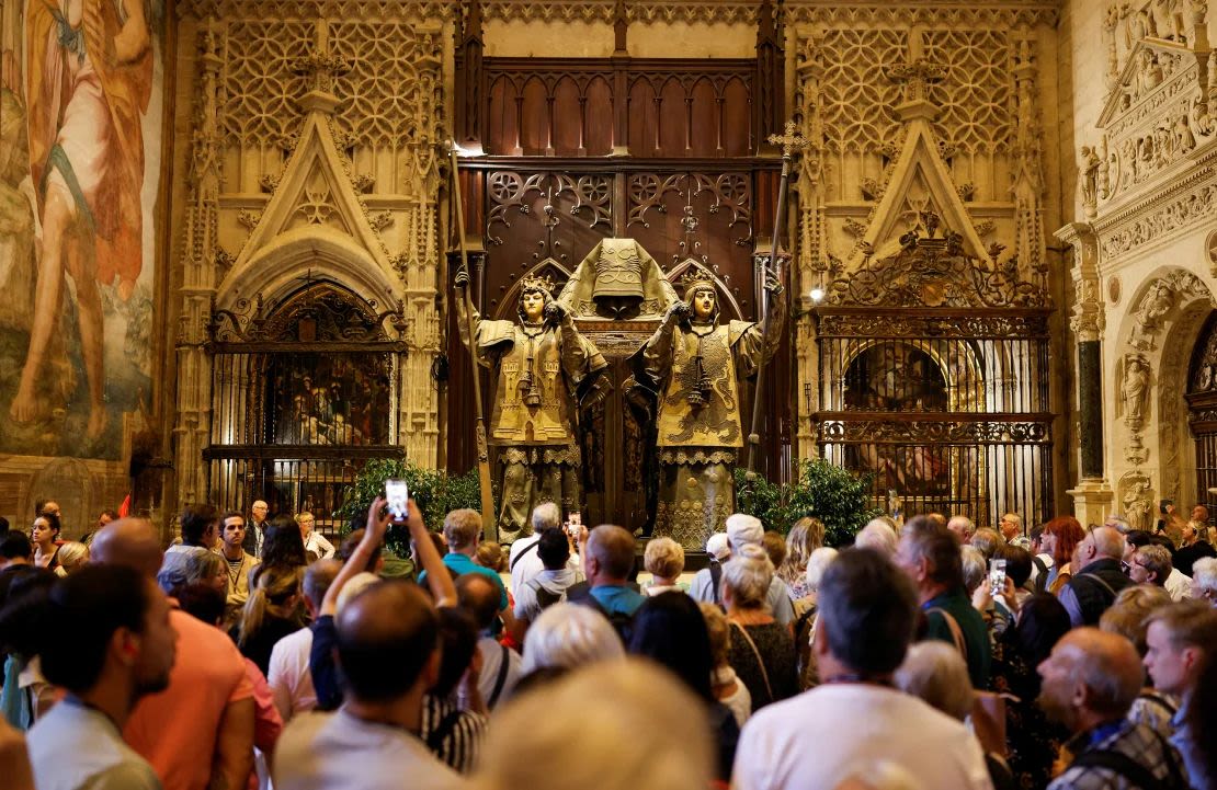 Un grupo de personas visita el mausoleo de Cristóbal Colón en la catedral de Sevilla, España, el 11 de octubre de 2024.