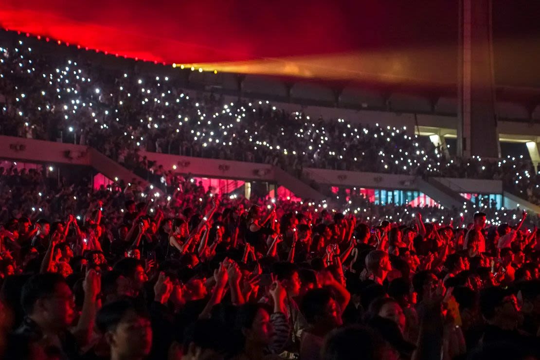 Fans animan durante la Vulture Listening Experience de Kanye West en el Estadio del Río Wuyuan el 15 de septiembre de 2024.