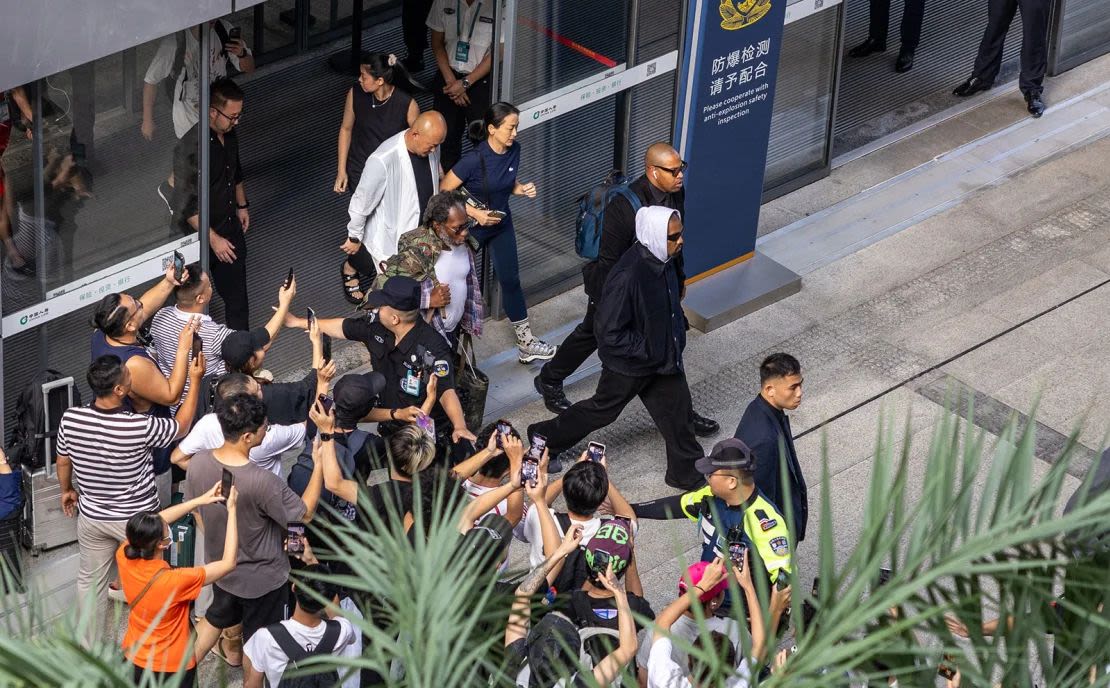 Fans toman fotos de Kanye West el 27 de septiembre de 2024 en Haikou.