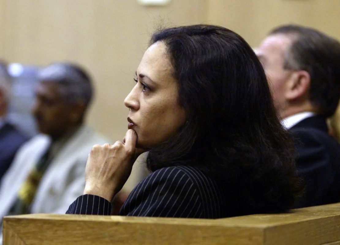 En esta fotografía de 2004, la entonces fiscal de distrito Kamala Harris espera que se inicie un procedimiento en San Francisco. Crédito: Paul Chinn/The San Francisco Chronicle/Getty Images.