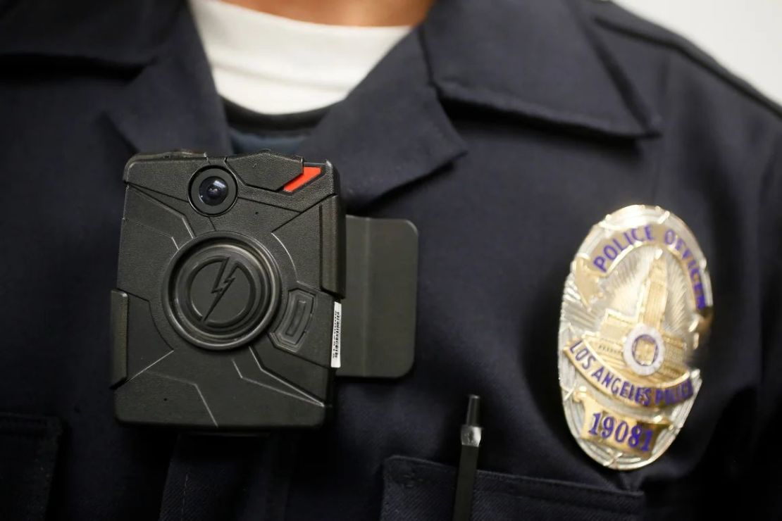 Esta fotografía de enero de 2014 muestra a un oficial de policía de Los Ángeles usando una cámara corporal durante una demostración para los medios. Crédito: Damián Dovarganes/AP.