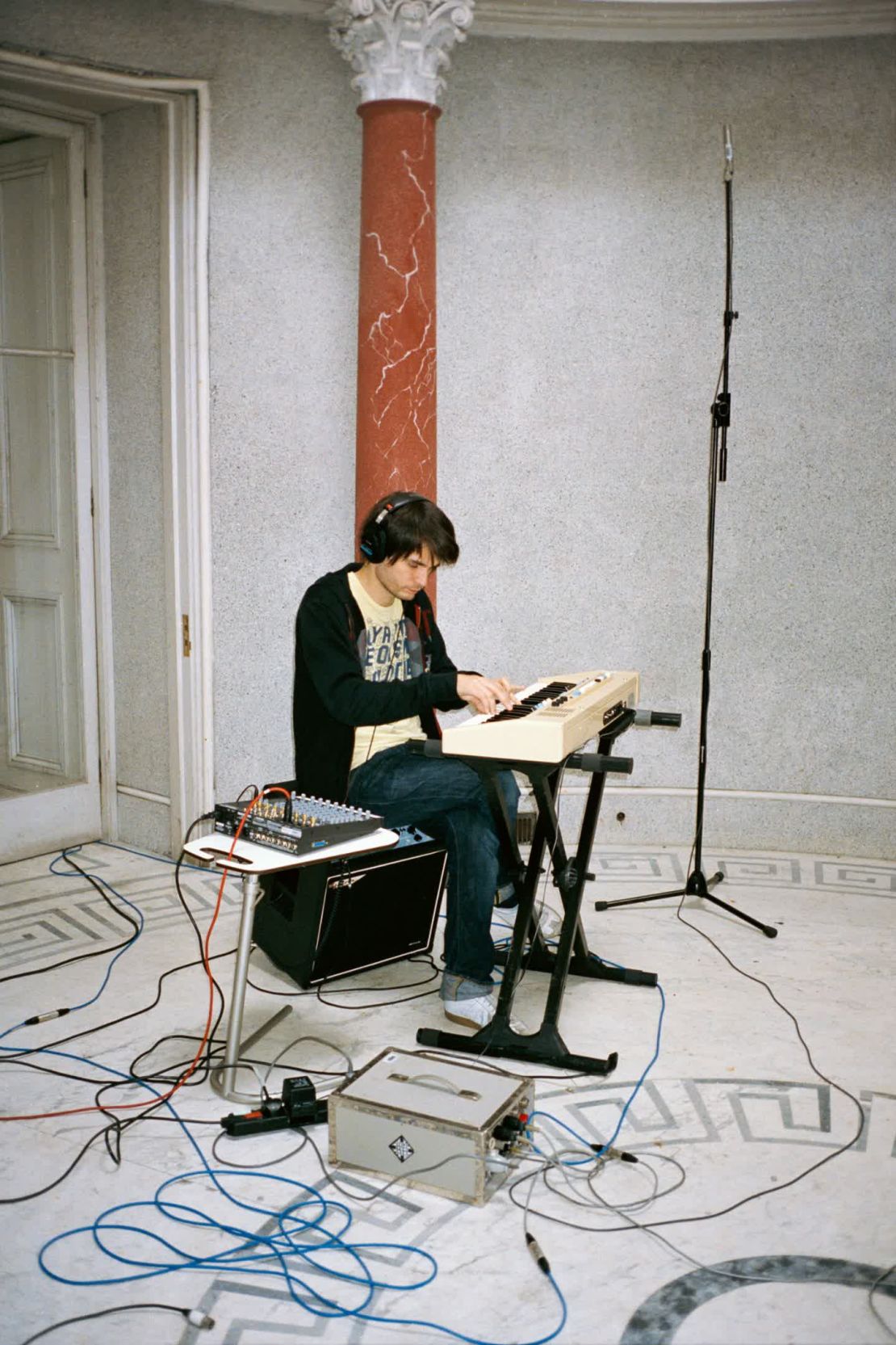 Jonny Greenwood graba en Tottenham House, una casa de campo en Wiltshire, Inglaterra, en 2006.