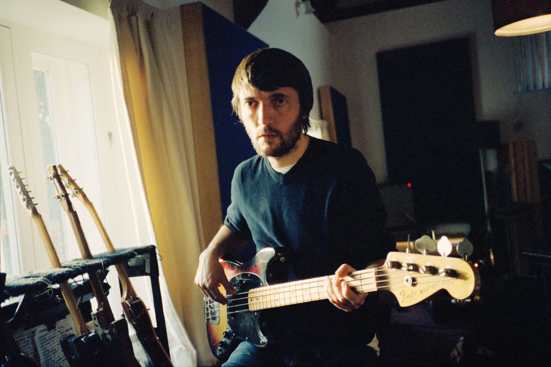 Colin Greenwood en el estudio de la banda en 2016.