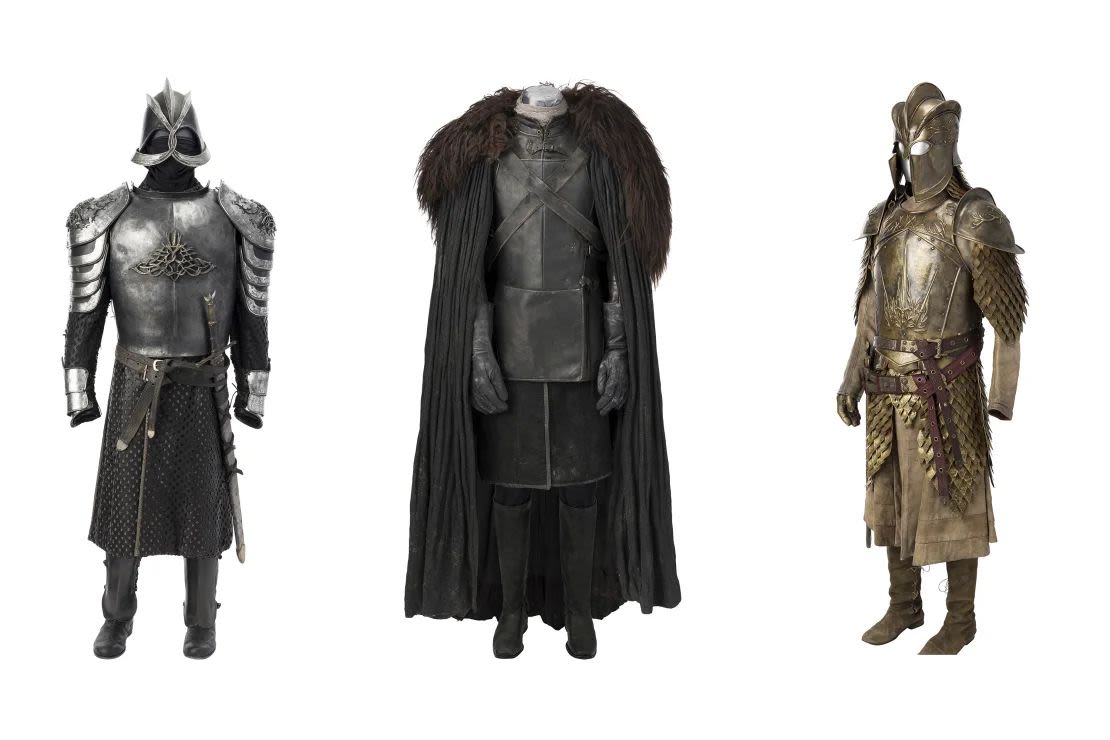 Entre los artículos a la venta se encontraban varios disfraces, incluidos, de izquierda a derecha, la armadura usada por Gregor "La Montaña" Clegane, el conjunto de la Guardia de la Noche de Jon Snow y la armadura completa de la Guardia Real de Jaime Lannister.