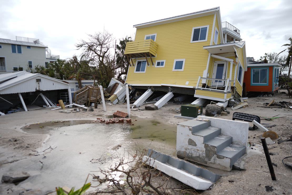 Una casa destrozado tras el paso del huracán Milton, junto a un solar vacío donde una vivienda fue arrasada por el huracán Helene, en Bradenton Beach, en la isla de Anna Maria, Florida, el 10 de octubre. Rebecca Blackwell/AP