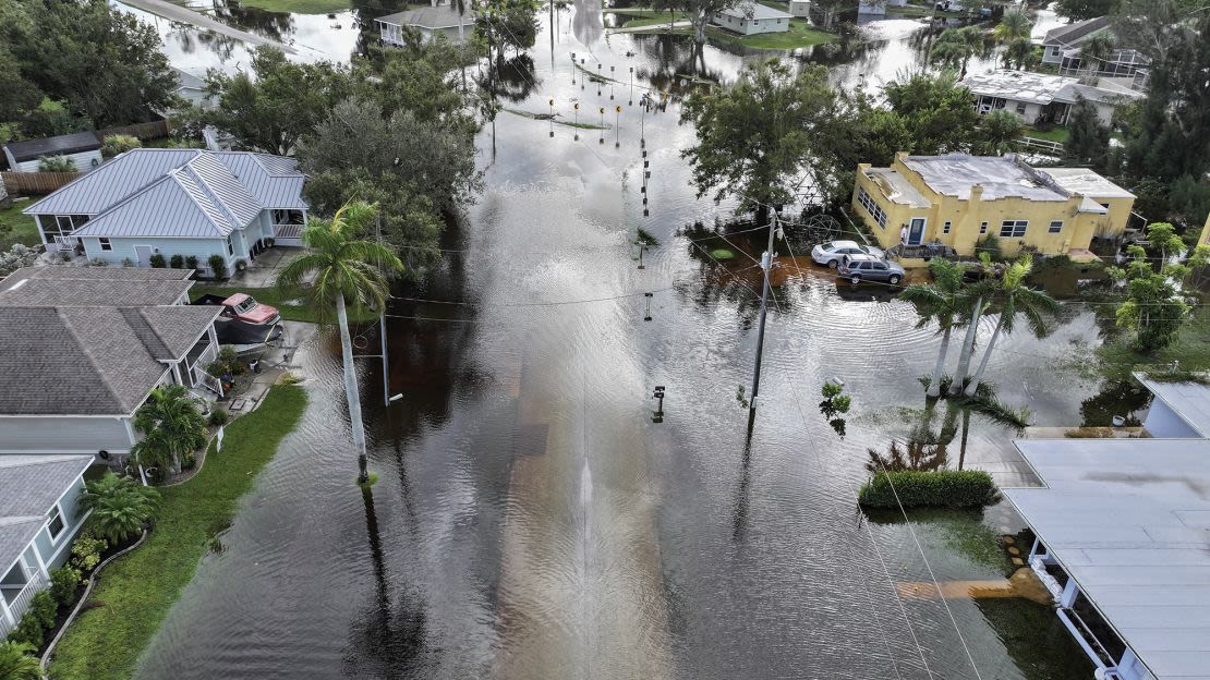 En esta vista aérea, las aguas inundan un barrio después de que el huracán Milton tocara tierra el 10 de octubre. Joe Raedle/Getty Images