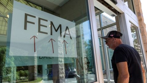 Un residente ingresa a una estación improvisada de FEMA para atender reclamos de residentes locales afectados por inundaciones tras el paso del huracán Helene, en Marion, Carolina del Norte, el 5 de octubre.