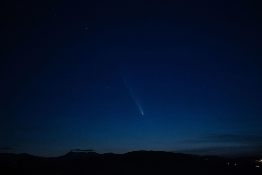 El cometa Tsuchinshan-ATLAS desde la ciudad de Vic-le-Comte, en la región de Auvernia-Ródano-Alpes, Francia, el 13 de octubre de 2024.