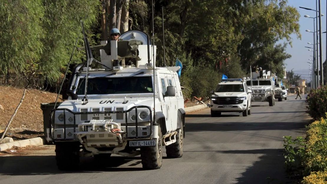 Tropas españolas de la Fuerza Provisional de las Naciones Unidas en el Líbano (FPNUL) patrullan a primera hora de la mañana en la localidad de Qliyaa, en el sur del Líbano.