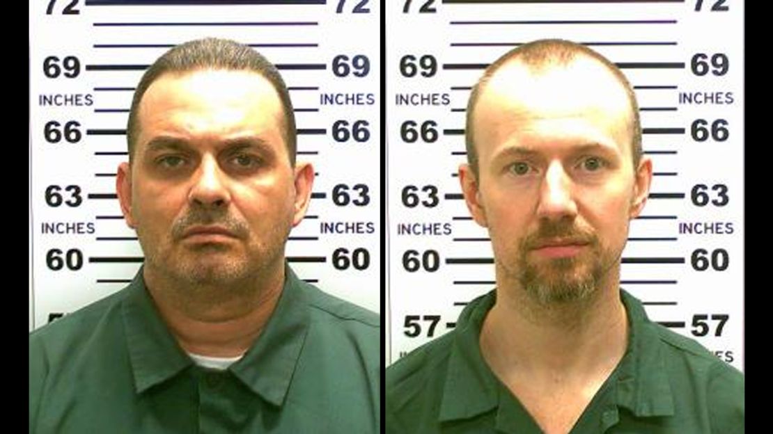 Both Richard Matt (izq) y David Sweat (der.) fueron calificados por las autoridades como dos convictos peligrosos. Las autoridades ofrecen una recompensa de 100.000 dólares por información sobre su paradero.