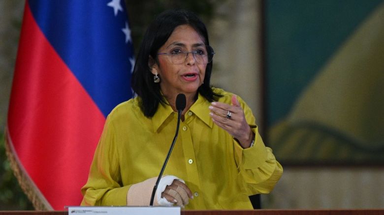 La vicepresidenta de Venezuela, Delcy Rodríguez, habla durante una reunión con el ministro de Relaciones Exteriores de Venezuela, Yvan Gil (fuera de cuadro) y  del cuerpo diplomático acreditado en Venezuela en el Ministerio de Relaciones Exteriores en Caracas el 8 de agosto de 2024. Crédito: FEDERICO PARRA/AFP/Getty Images