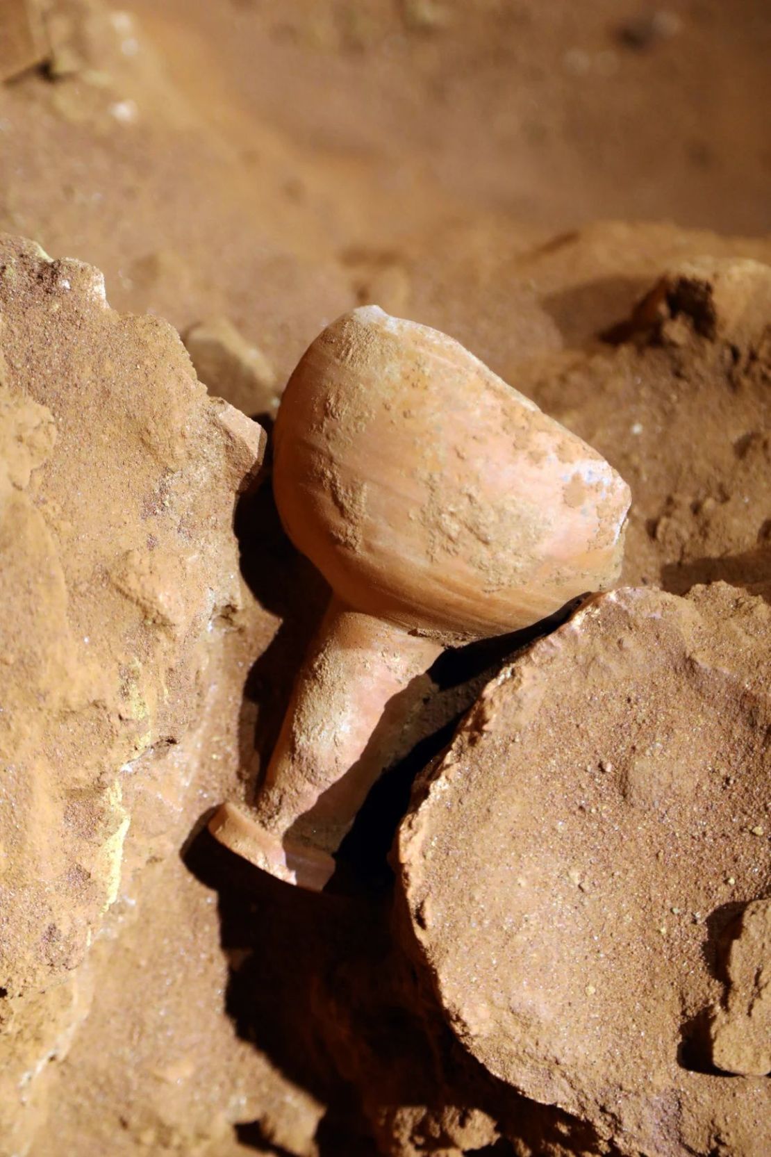 Dentro de la tumba debajo del Tesoro, los arqueólogos encontraron un recipiente de cerámica parecido al Santo Grial. Crédito: Discovery’s Expedition Unknown.
