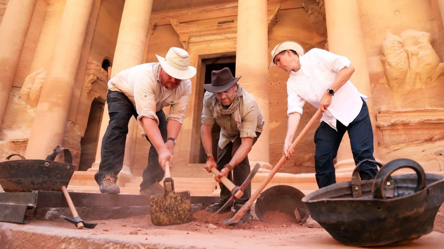 El descubrimiento de al menos 12 esqueletos debajo del Khaznah, o Tesoro, puede ser la mayor colección de restos humanos encontrada en un solo lugar dentro de Petra, Jordania, dijeron los investigadores. Crédito: Discovery’s Expedition Unknown.