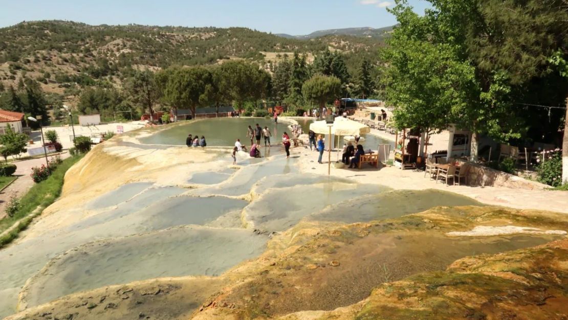 En Karahayit, una ciudad balneario cerca de Pamukkale, los manantiales geotermales dejan depósitos rojos a su paso.