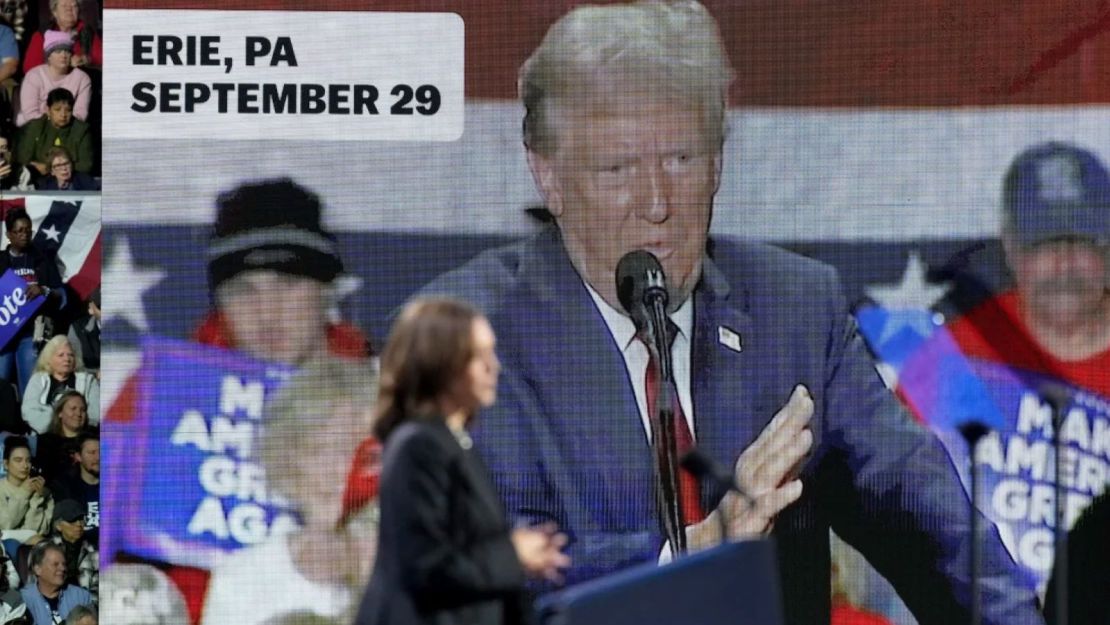 Una imagen del expresidente Donald Trump aparece en la pantalla mientras la vicepresidenta Kamala Harris habla durante un mitin de campaña en Erie, Pensilvania, el 14 de octubre de 2024.