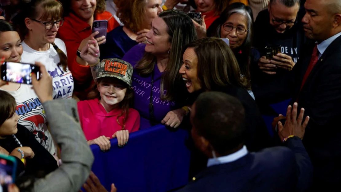 La vicepresidenta Kamala Harris saluda a la multitud en un mitin en Erie, Pensilvania, el 14 de octubre de 2024.