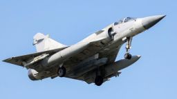 Un avión de combate Mirage 2000 de la Fuerza Aérea de Taiwán se prepara para aterrizar en una base aérea en Hsinchu el 14 de octubre de 2024, durante ejercicios militares chinos alrededor de la isla.