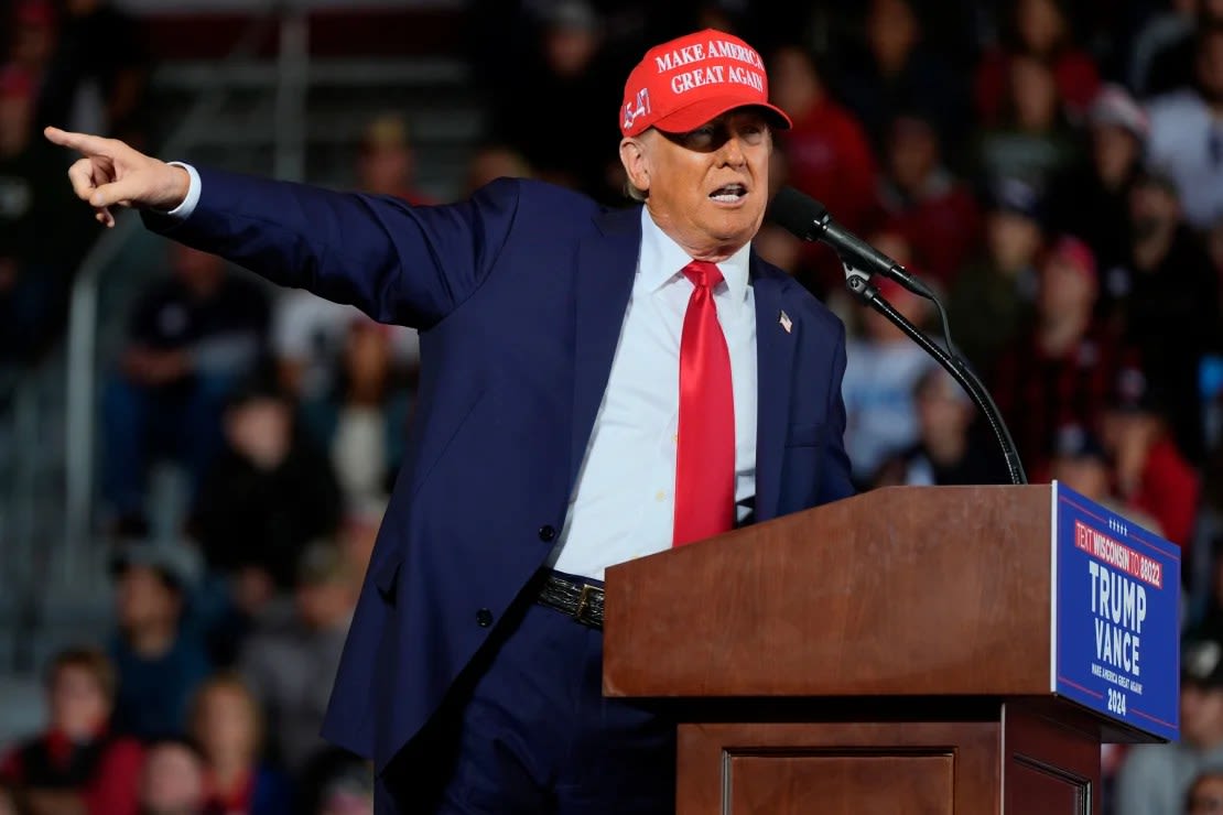 El expresidente Donald Trump habla durante un mitin de campaña en el aeropuerto del condado de Dodge el 6 de octubre de 2024, en Juneau, Wisconsin.