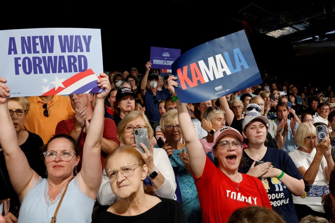 Partidarios de la vicepresidenta Kamala Harris sostienen carteles durante un acto de campaña en Wilkes-Barre, Pensilvania, el 13 de septiembre de 2024.