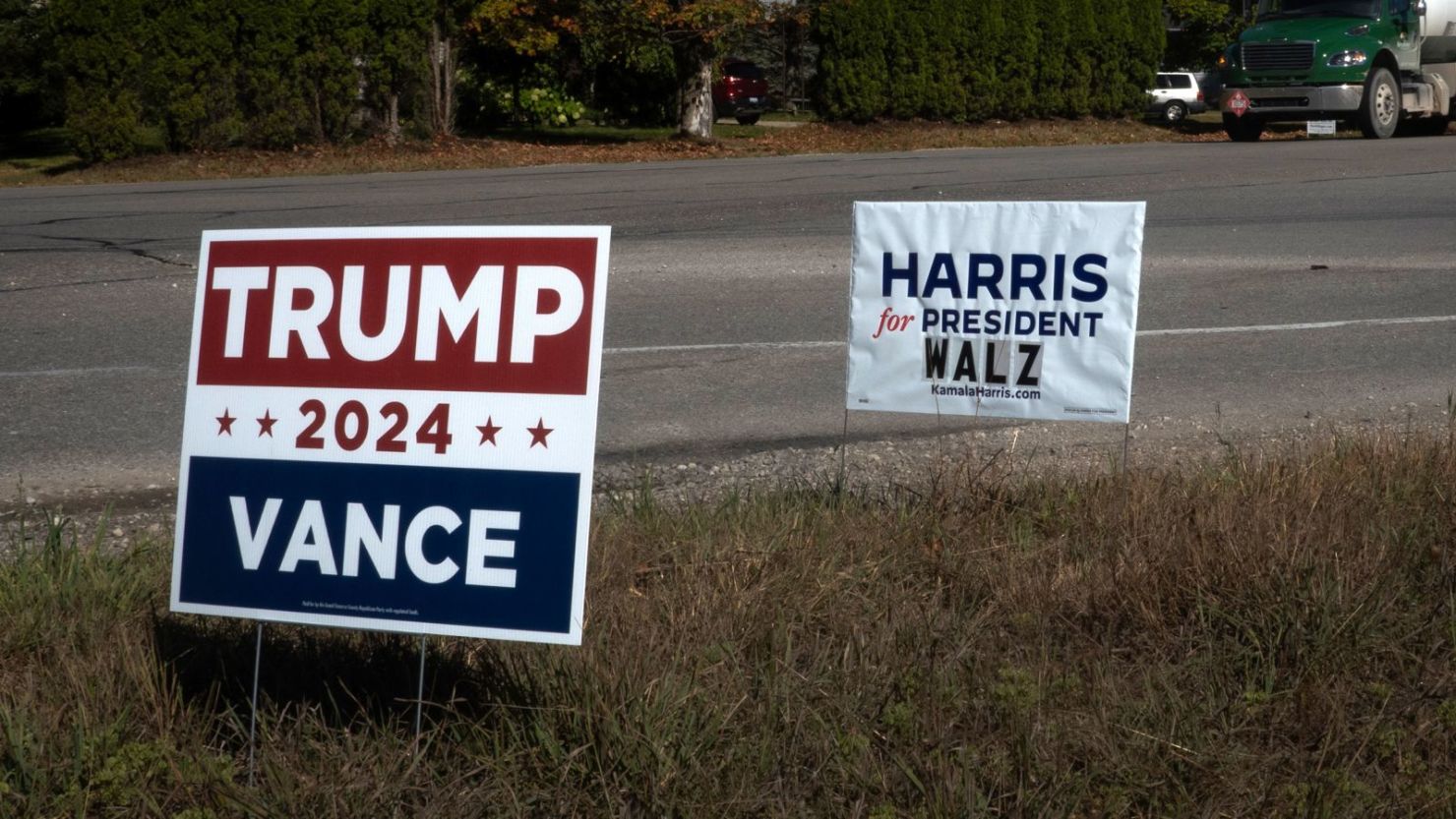 Carteles en apoyo a la vicepresidenta Kamala Harris y al expresidente Donald Trump a lo largo de una carretera rural el 26 de septiembre de 2024 cerca de Traverse City, Michigan.