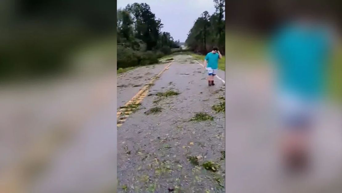 Una foto tomada en Hazlehurst, Georgia, el lunes 14 de octubre muestra una carretera todavía llena de escombros de la tormenta. Cortesía de Susie Stevenson