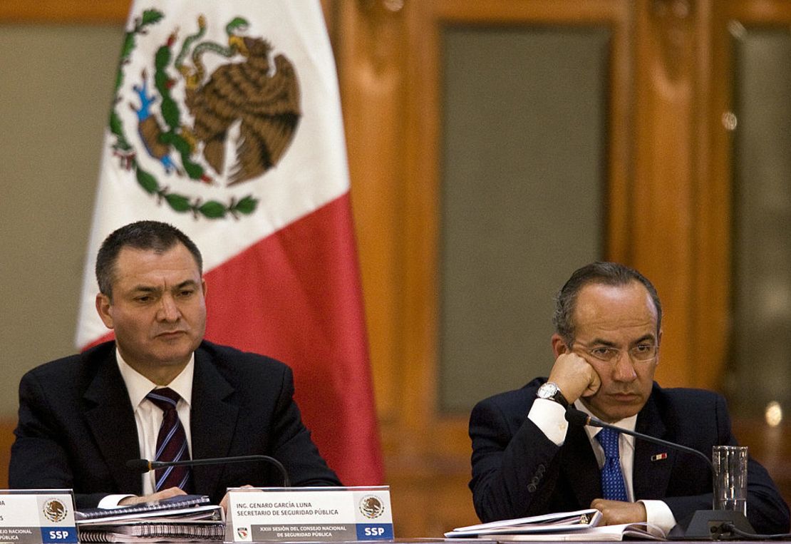 El entonces presidente de México Felipe Calderón (a la derecha) y el secretario de Seguridad Pública, Genaro García Luna (a la izquierda), participan en la XXIII Sesión Nacional de Seguridad Pública en el Palacio Nacional de la Ciudad de México, el 21 de agosto de 2008.