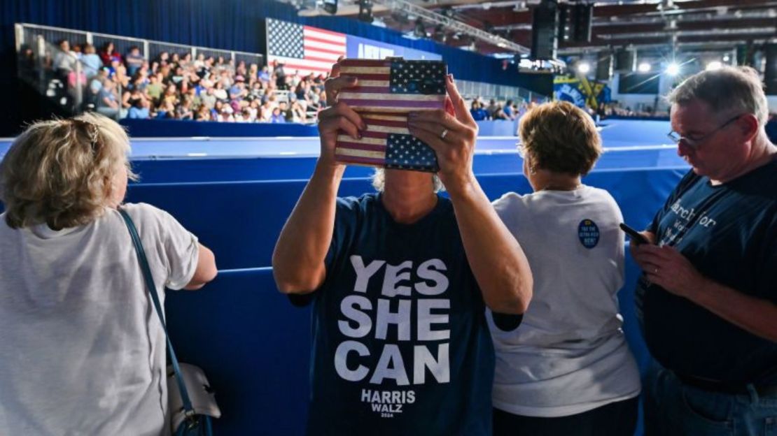 Una mujer se toma una selfie durante el mitin de campaña de Kamala Harris el 13 de septiembre en Pensilvania. Crédito: Aimee Dilger/SOPA Images/LightRocket/Getty Images.