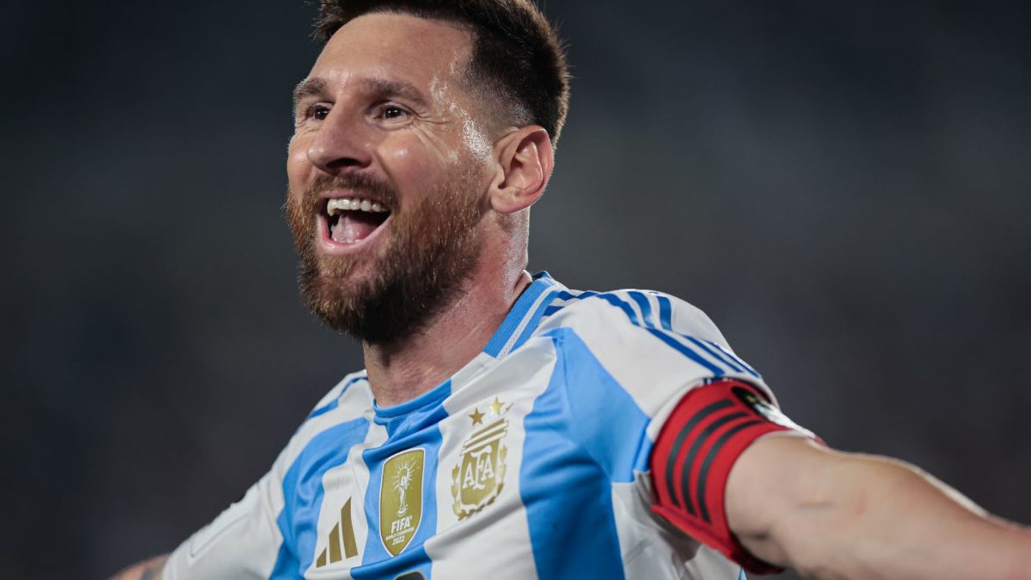 Lionel Messi de Argentina celebra su gol este martes, en un partido de las eliminatorias sudamericanas para el Mundial de 2026 entre Argentina y Bolivia, en el estadio Más Monumental en Buenos Aires.