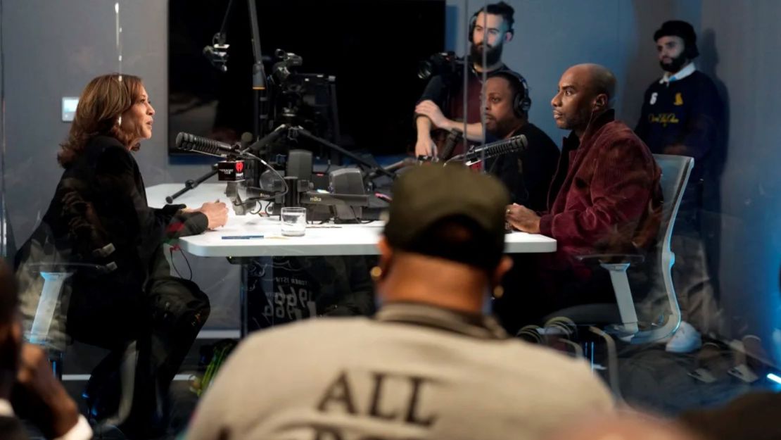 La vicepresidenta Kamala Harris participa en una entrevista con Charlamagne Tha God, coanfitrión del programa matutino "The Breakfast Club" de iHeartMedia, en Detroit, el martes 15 de octubre.