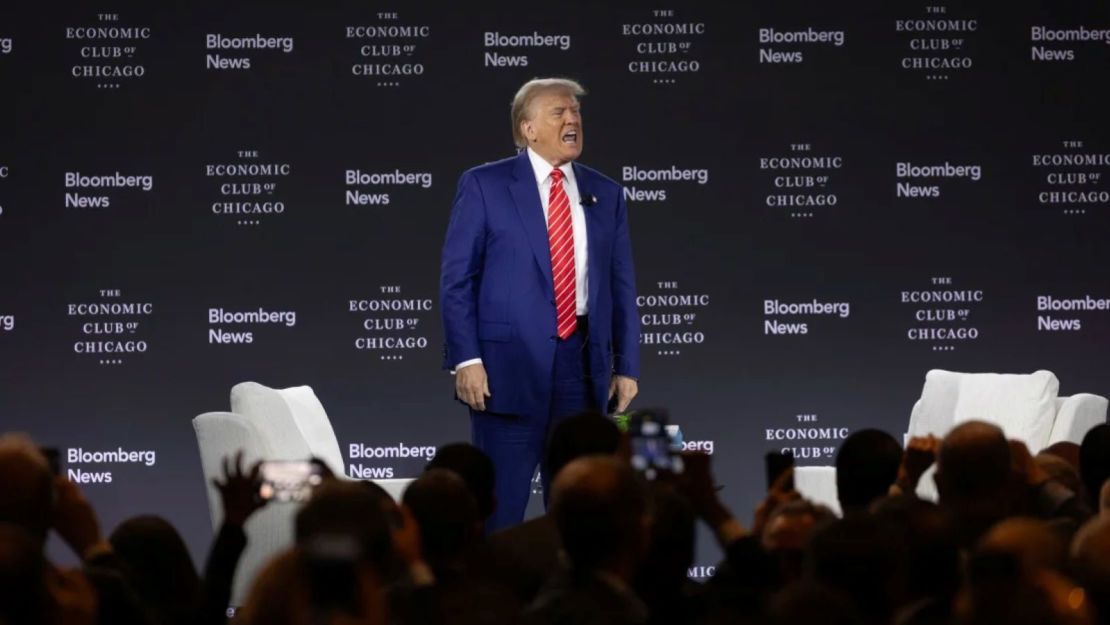 El expresidente Donald Trump deja el escenario tras una entrevista con el editor en jefe de Bloomberg News, John Micklethwait, durante un almuerzo organizado por el Club Económico el 15 de octubre de 2024.