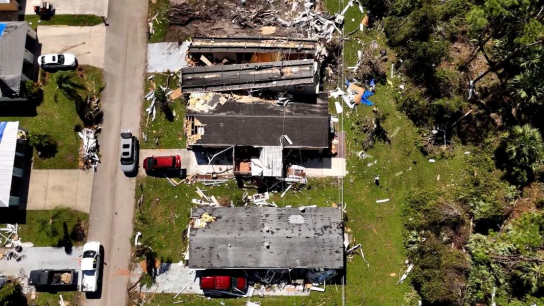 El camino de destrucción de un tornado en la zona cerca de la casa de Brandi Clarke.