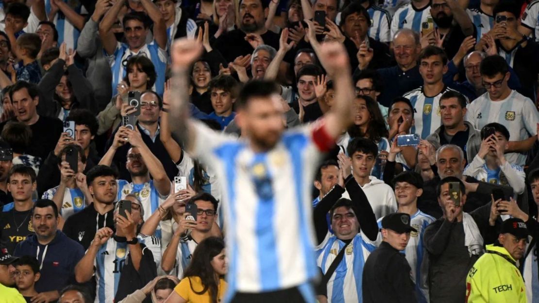 Messi celebra frente a sus iradores en el Estadio Monumental de Buenos Aires.