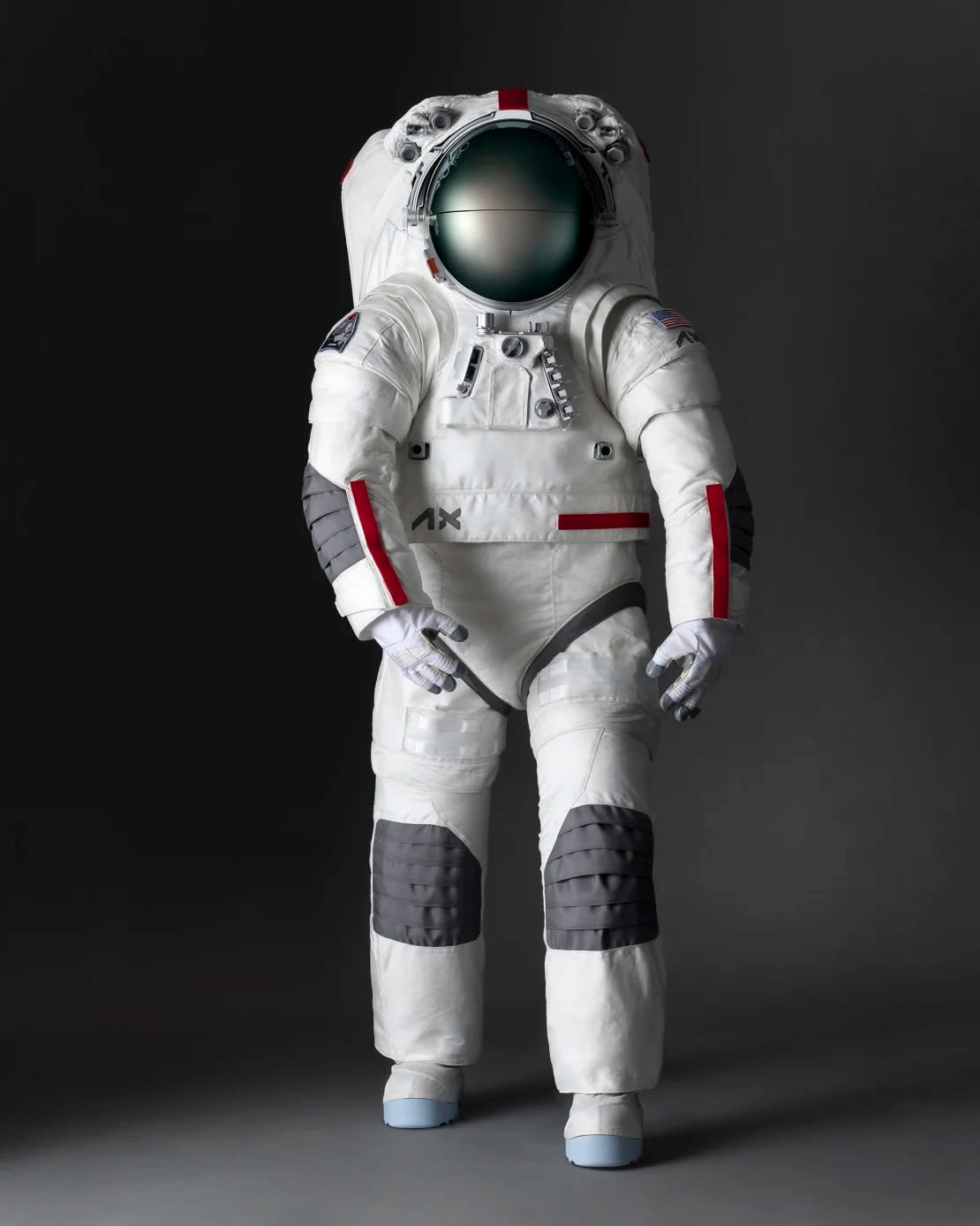 El traje espacial se utilizará para la misión Artemis III de la NASA, prevista para 2026. Prada & Axiom Space.