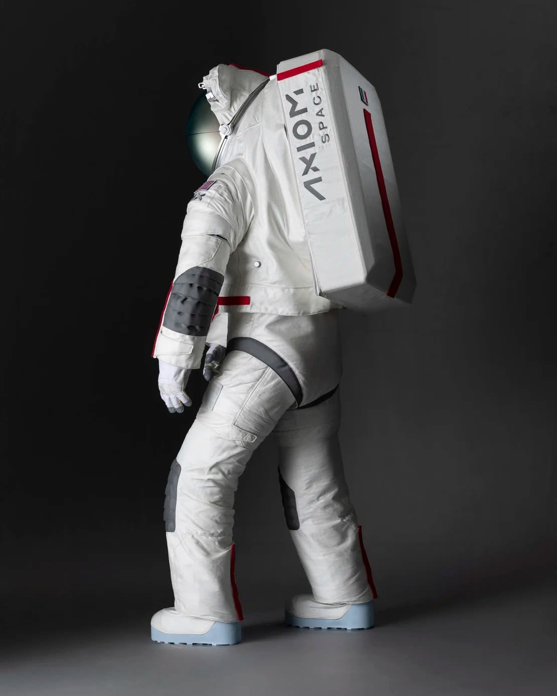 El traje espacial está hecho de un material blanco que refleja el calor y protege a los astronautas de temperaturas extremadamente altas y del polvo lunar. Prada & Axiom Space.