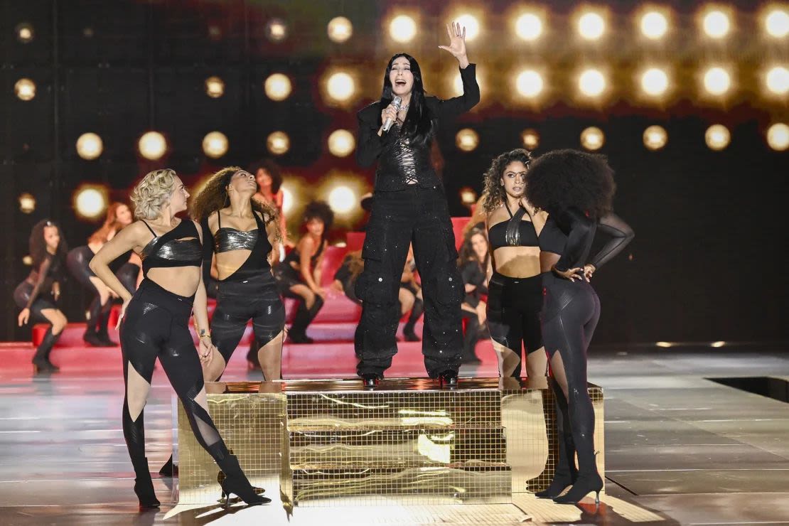 Cher actúa durante el desfile de modas de Victoria's Secret 2024. (Foto: Evan Agostini/Invision/AP).