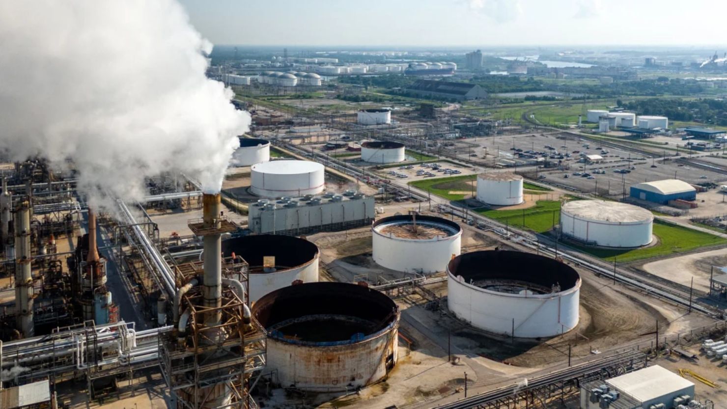 La refinería de petróleo Lyondell Basell Houston, en Houston, Texas, fotografiada en junio de 2024.